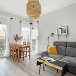 Elegant In With Parking, Garden And Bathtub By Renters Apartamento