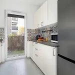 Elegant In With Parking, Garden And Bathtub By Renters Apartamento