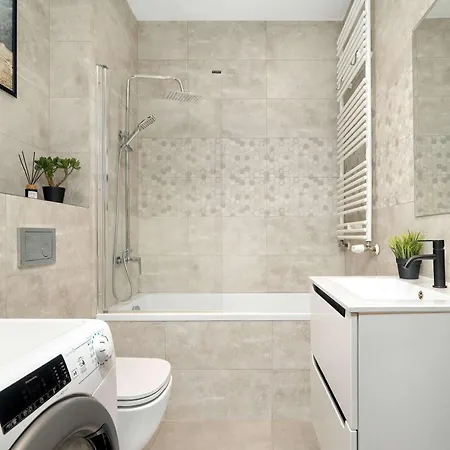 Elegant In With Parking, Garden And Bathtub By Renters Appartamento