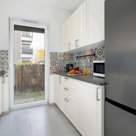 Elegant In With Parking, Garden And Bathtub By Renters Appartamento