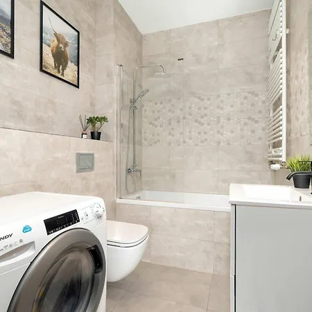 Elegant In With Parking, Garden And Bathtub By Renters Appartamento Poznań