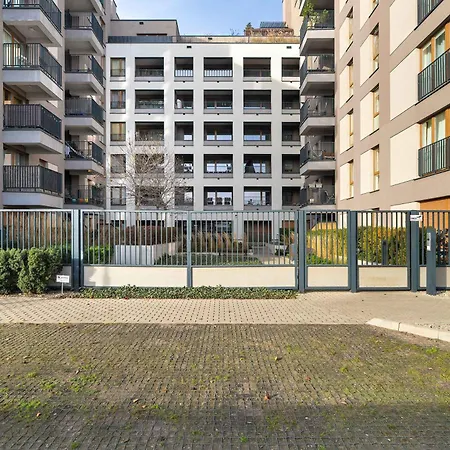 Elegant In With Parking, Garden And Bathtub By Renters Poznań