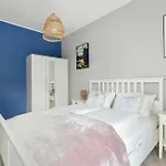 Elegant In With Parking, Garden And Bathtub By Renters