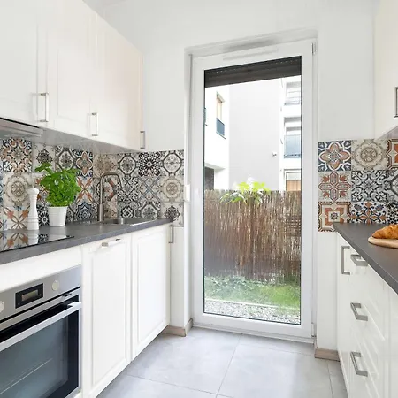 Apartment Elegant In With Parking, Garden And Bathtub By Renters