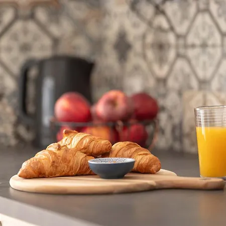 Elegant In With Parking, Garden And Bathtub By Renters דירה *