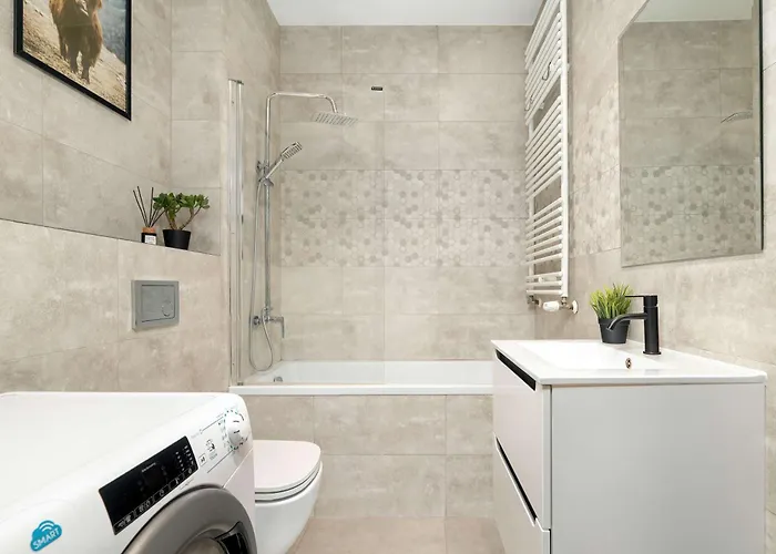 Elegant In With Parking, Garden And Bathtub By Renters Apartment