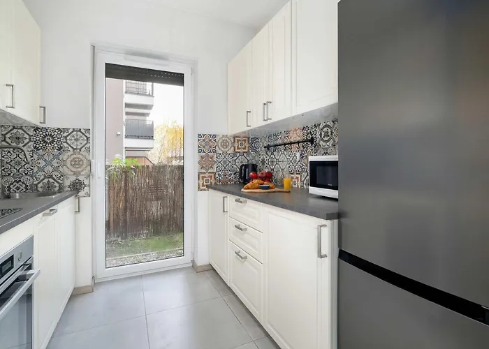 Elegant In With Parking, Garden And Bathtub By Renters Apartment