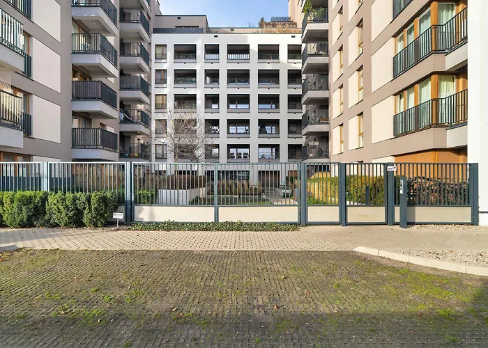 Elegant In With Parking, Garden And Bathtub By Renters Poznan